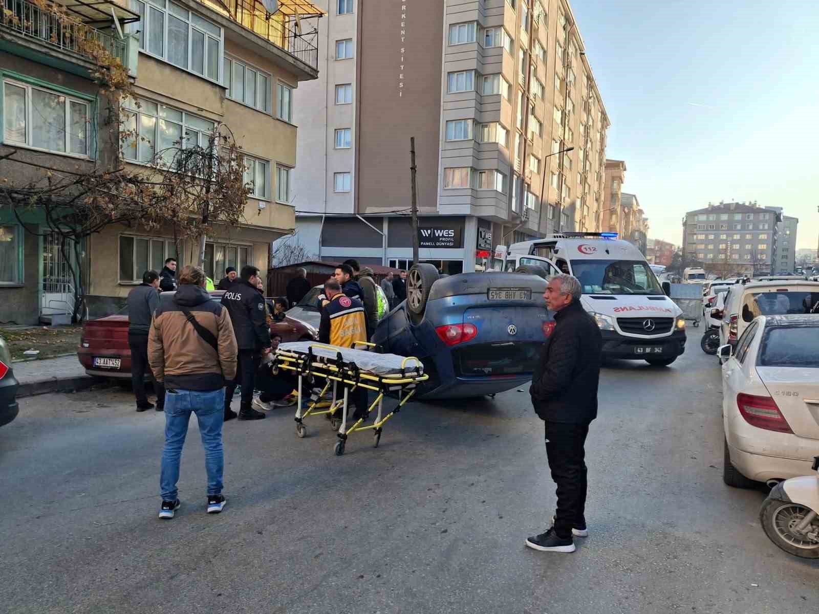 K&uuml;tahya&rsquo;da park halindeki ara&ccedil;lara &ccedil;arpan otomobil takla attı: 2 yaralı
