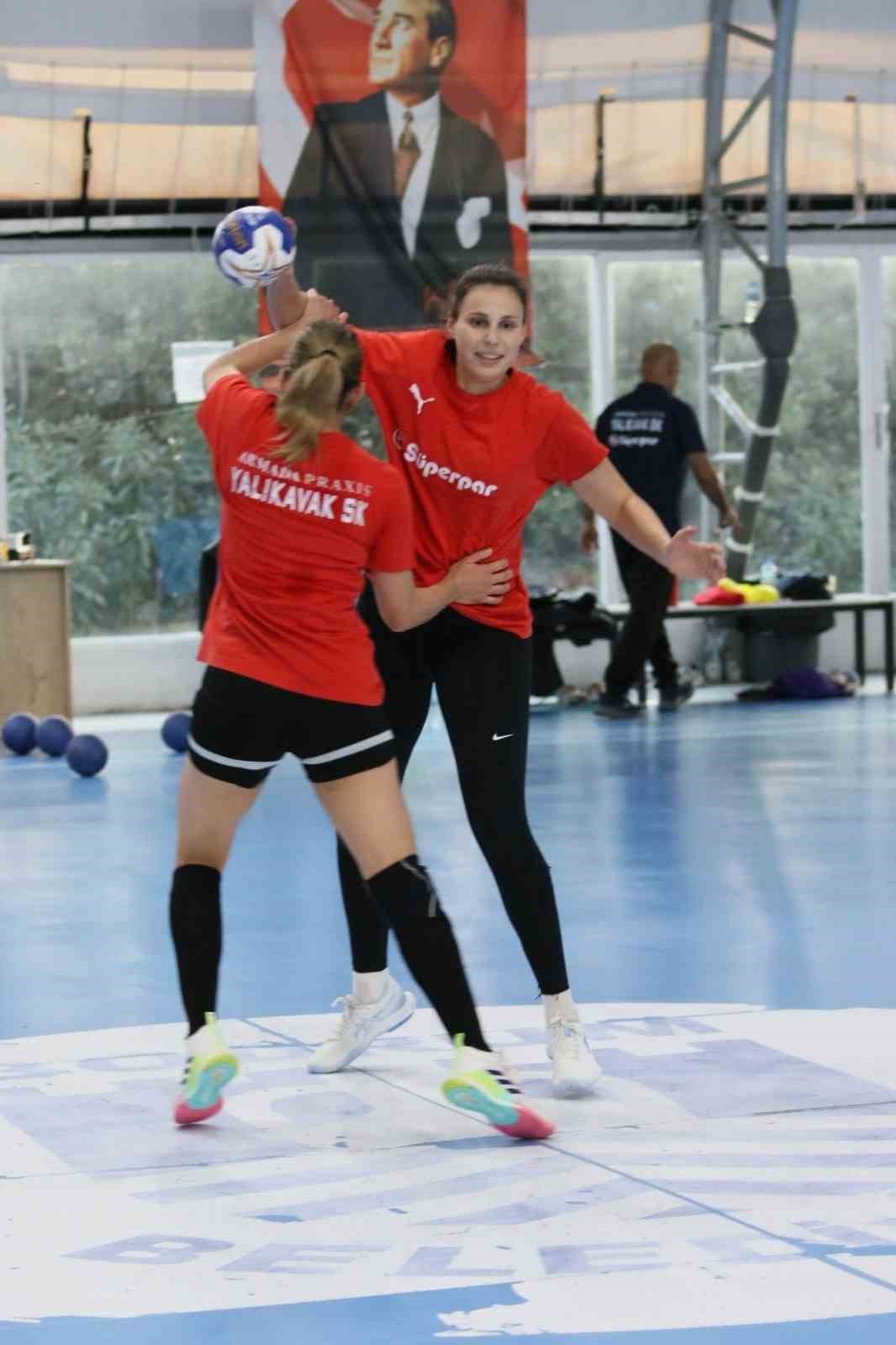 Armada Praxis Yalıkavakspor ikinci yarı hazırlıklarına başladı
