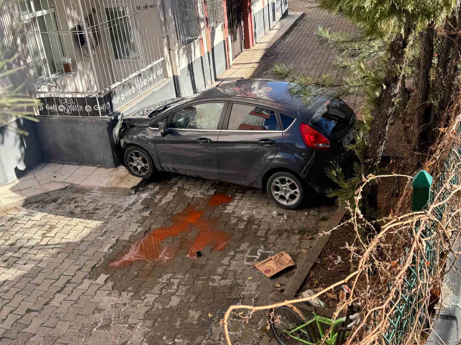 Apartman bahçesine düşen araçta 4 kişi yaralandı