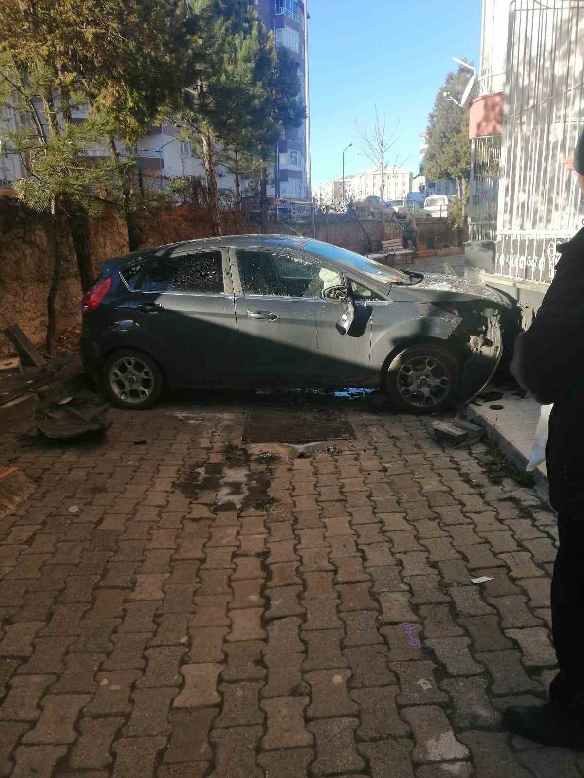 Apartman bah&ccedil;esine d&uuml;şen ara&ccedil;ta 4 kişi yaralandı
