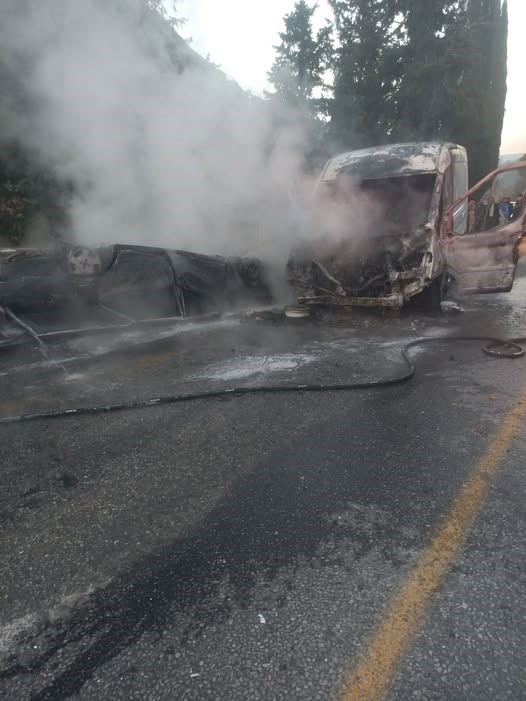 Kafa kafaya &ccedil;arpışan ara&ccedil;lar &ccedil;ıkan yangında k&uuml;le d&ouml;nd&uuml;
