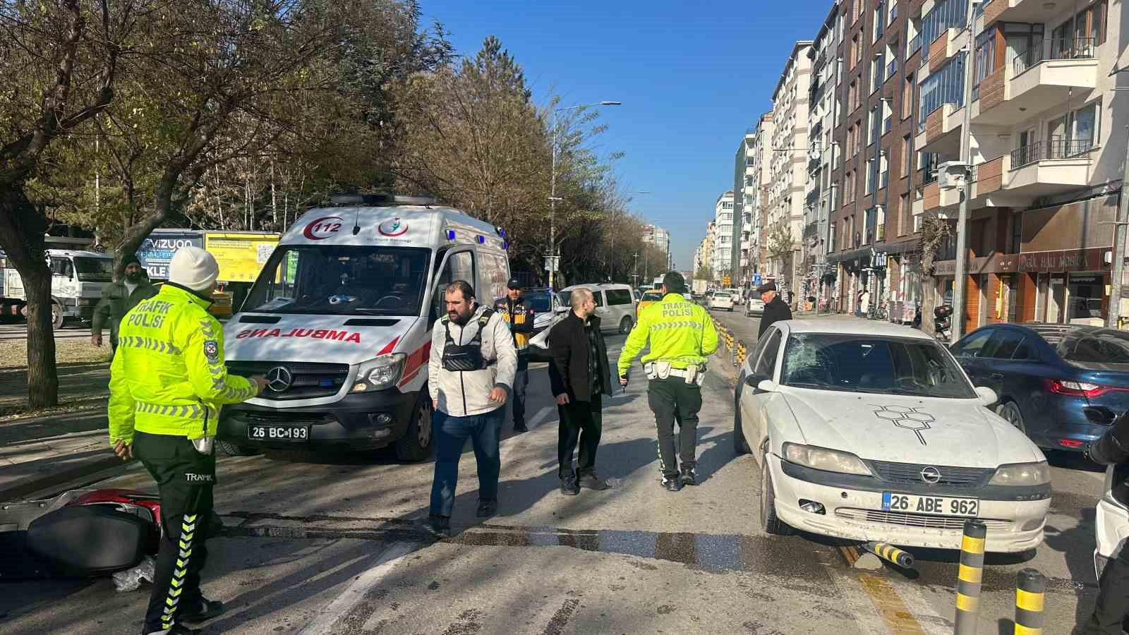 Otomobile &ccedil;arpan elektrikli bisikletin s&uuml;r&uuml;c&uuml;s&uuml; ağır yaralandı
