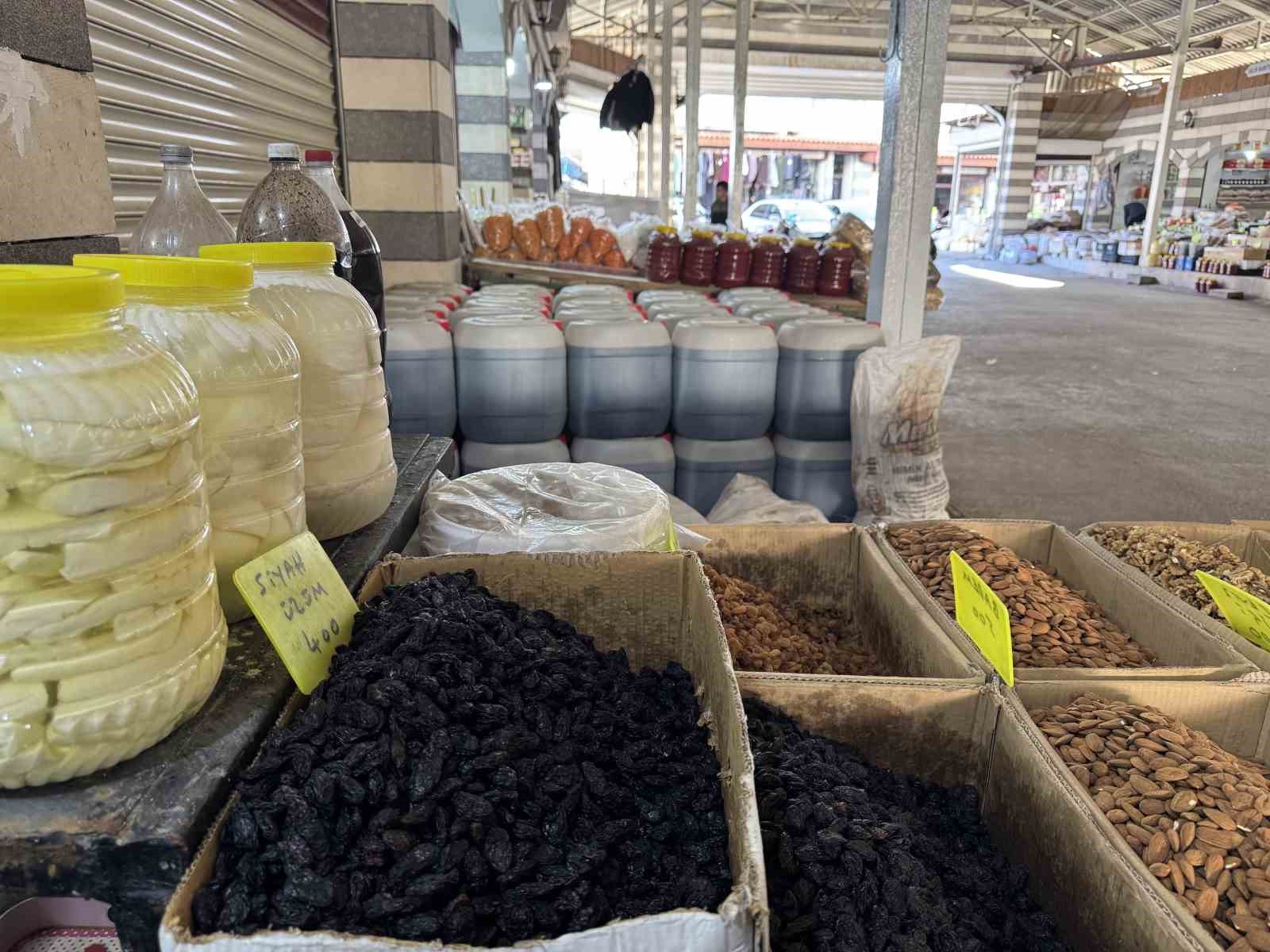 Çermik organik kuruyemiş pazarına yoğun ilgi