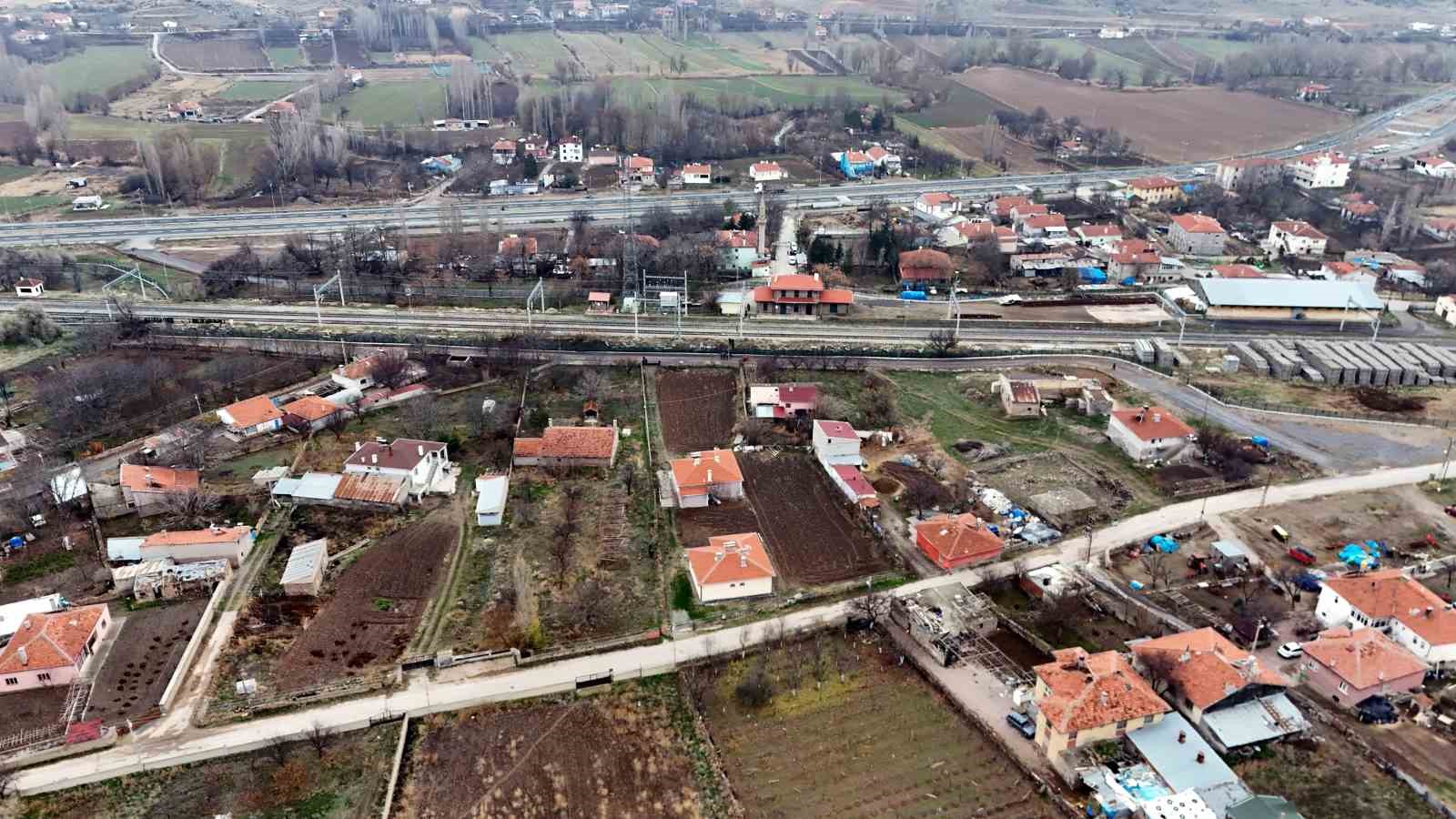 Kemal Sunal&rsquo;ın propaganda filmi ger&ccedil;ek oldu: Tel &ouml;rg&uuml;yle ikiye b&ouml;l&uuml;nen mahallede vatandaşlar ihtiya&ccedil;larını gidermek i&ccedil;in 5 kilometre y&uuml;r&uuml;yor
