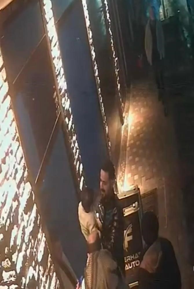 Sosyal medyada &ouml;ğrendiği Heimlich manevrası bebeğin hayatını kurtardı
