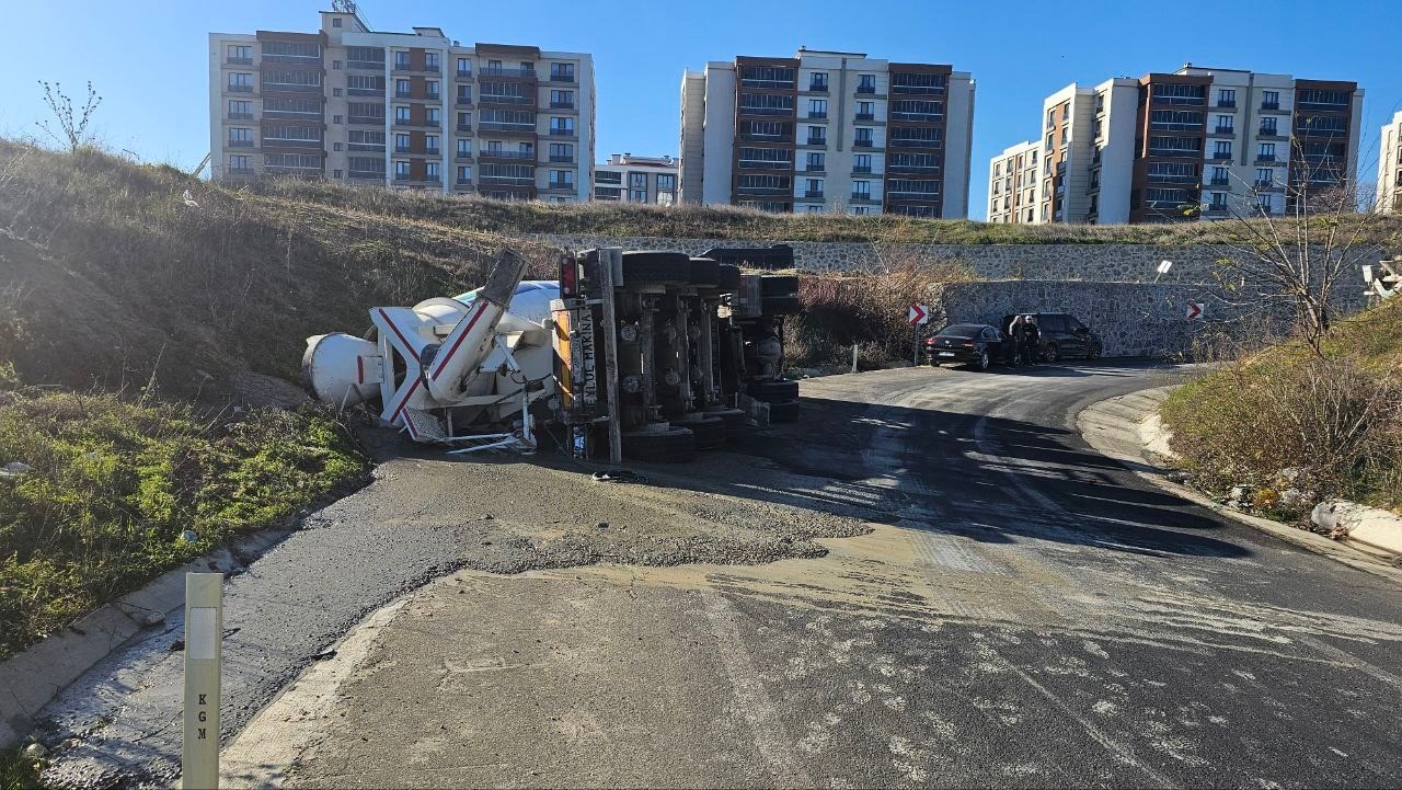 Virajı alamayan beton mikseri yan yattı, beton yola d&ouml;k&uuml;ld&uuml;
