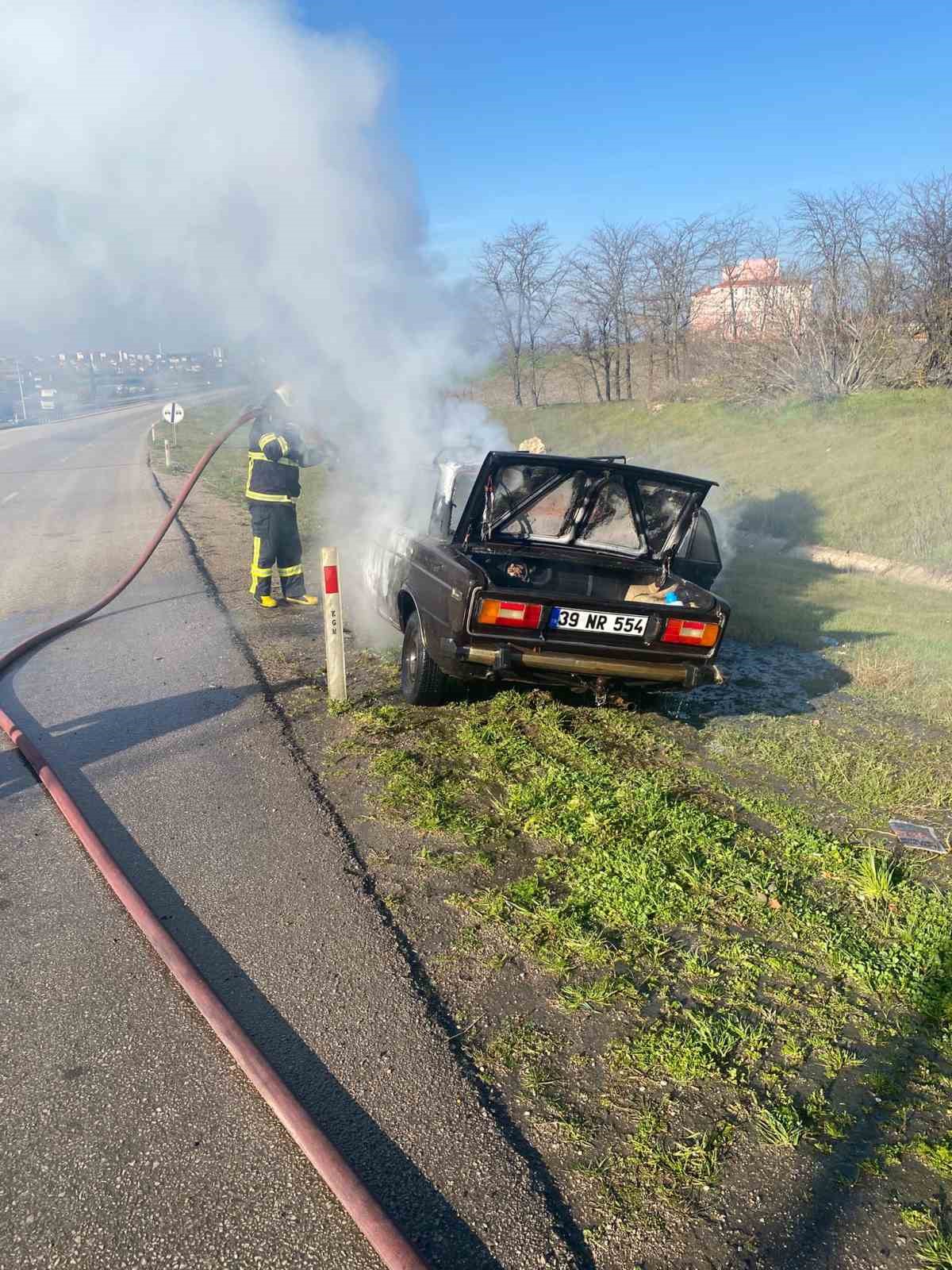 Babaeski’de seyir halindeki otomobil alev aldı