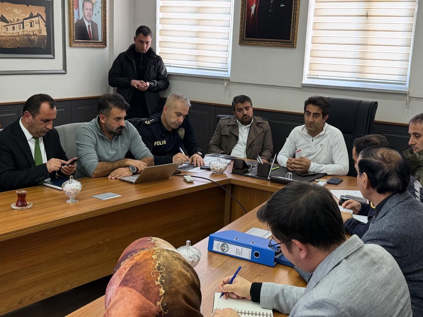 Sarıkamış&rsquo;ta anma &ouml;ncesi kritik toplantı: "T&uuml;rkiye Şehitleriyle Y&uuml;r&uuml;yor"
