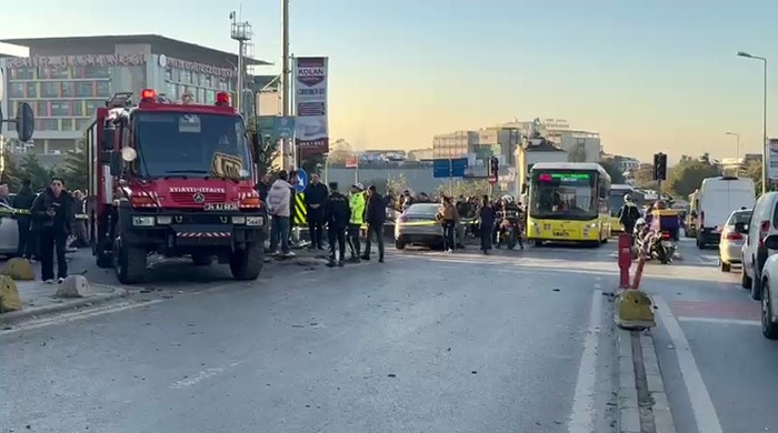 Şişli’de bir araç, kaldırımda yürüyen vatandaşların arasına daldı. Kazada yaralananların olduğu öğrenilirken, olay yerine çok sayıda polis, sağlık ve itfaiye ekipleri sevk edildi. Ekiplerin çalışmaları sürüyor.