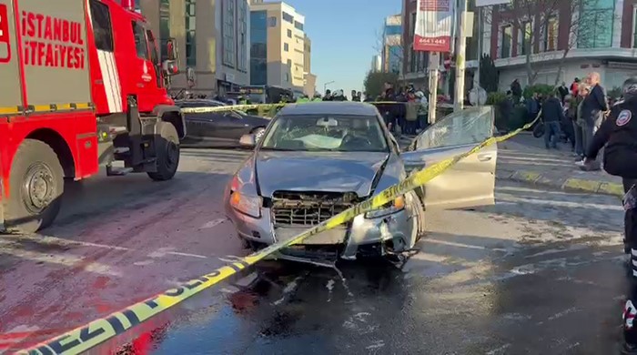 Şişli&rsquo;de bir ara&ccedil;, kaldırımda y&uuml;r&uuml;yen vatandaşların arasına daldı. Kazada yaralananların olduğu &ouml;ğrenilirken, olay yerine &ccedil;ok sayıda polis, sağlık ve itfaiye ekipleri sevk edildi. Ekiplerin &ccedil;alışmaları s&uuml;r&uuml;yor.
