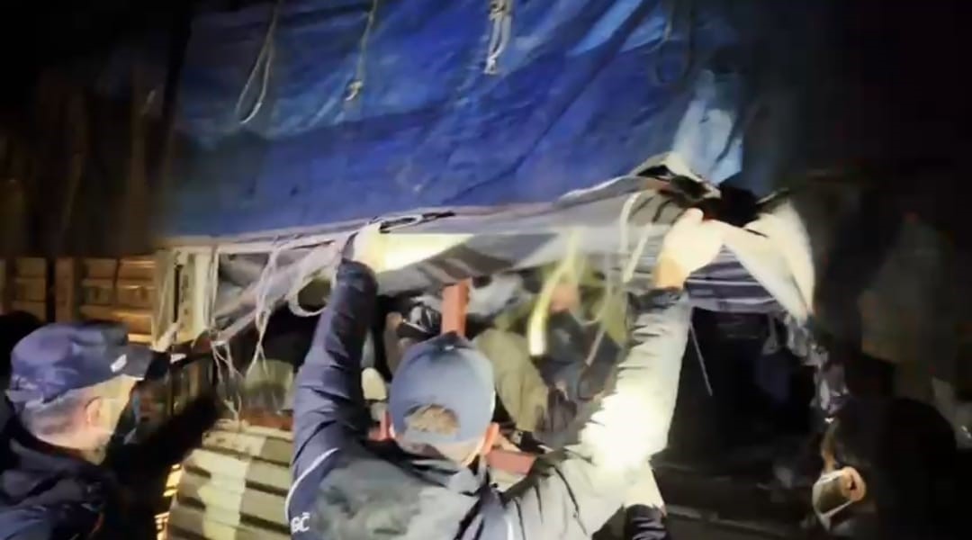 Bitlis&rsquo;te tır dorsesinde 31 g&ouml;&ccedil;men yakalandı
