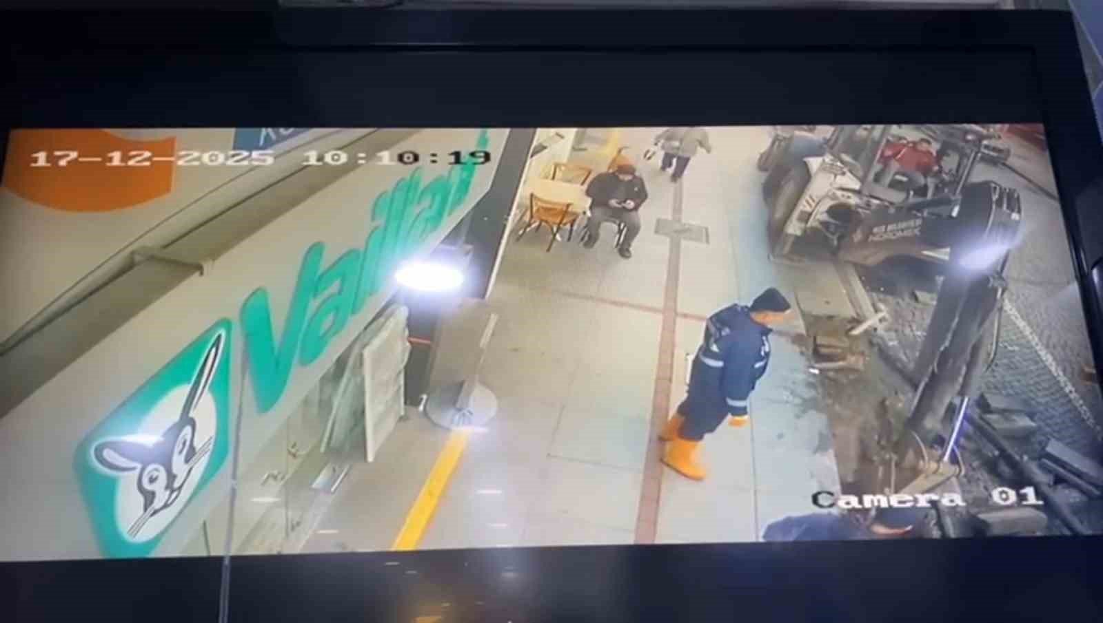 İshale hattı patlayınca tazyikli su etrafa sa&ccedil;ıldı
