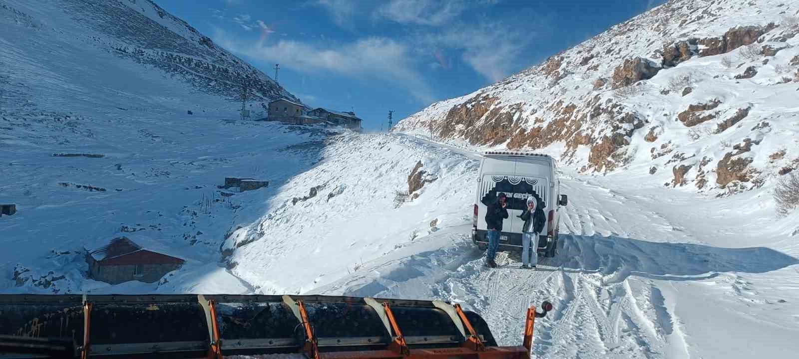 Şırnak’ta karda mahsur kalan 12 kişi 3 saatlik çalışmayla kurtarıldı