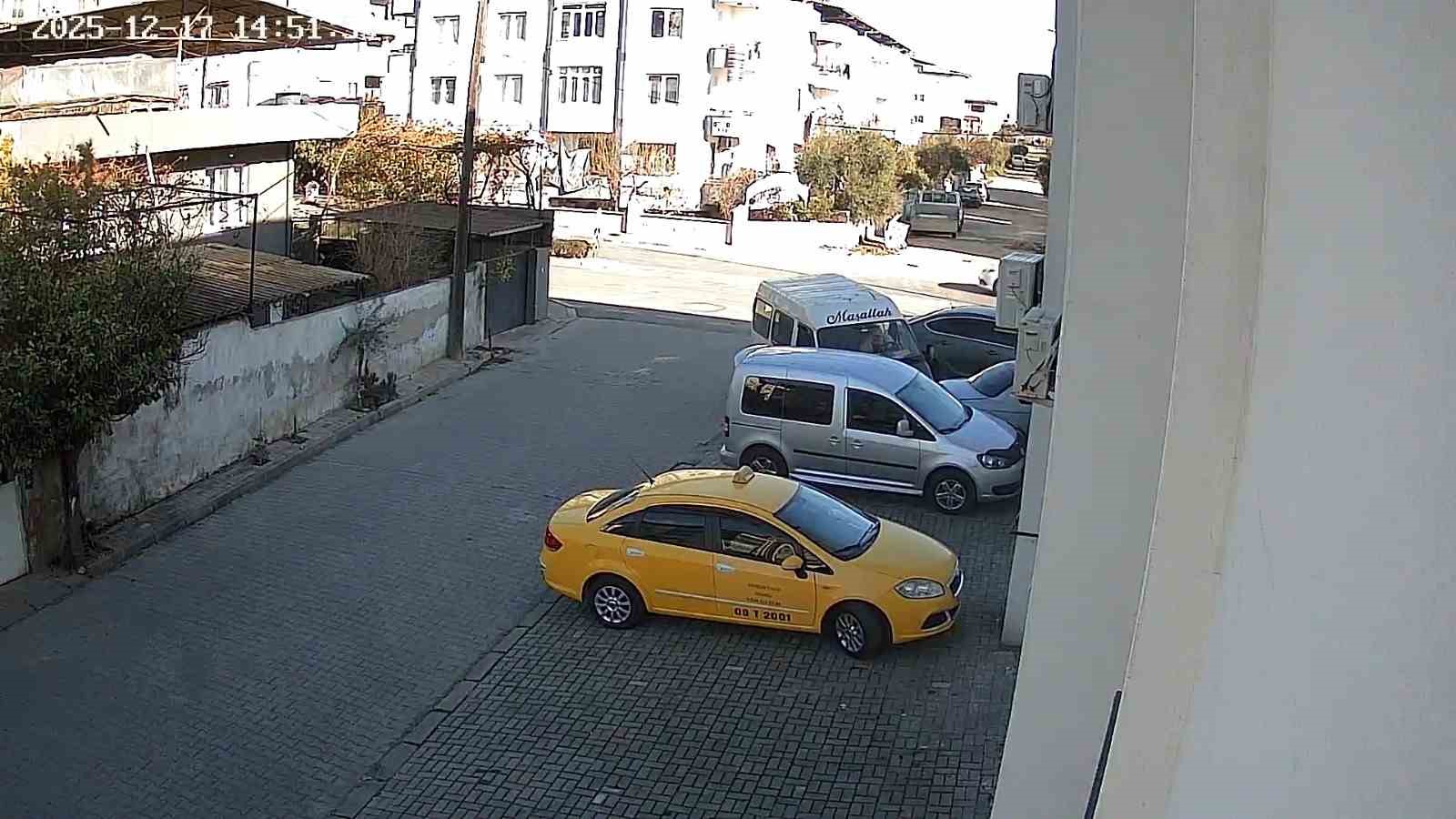Nazilli&rsquo;de minib&uuml;s &ouml;nce motosiklete ardından park halindeki ara&ccedil;lara &ccedil;arptı: 1 yaralı
