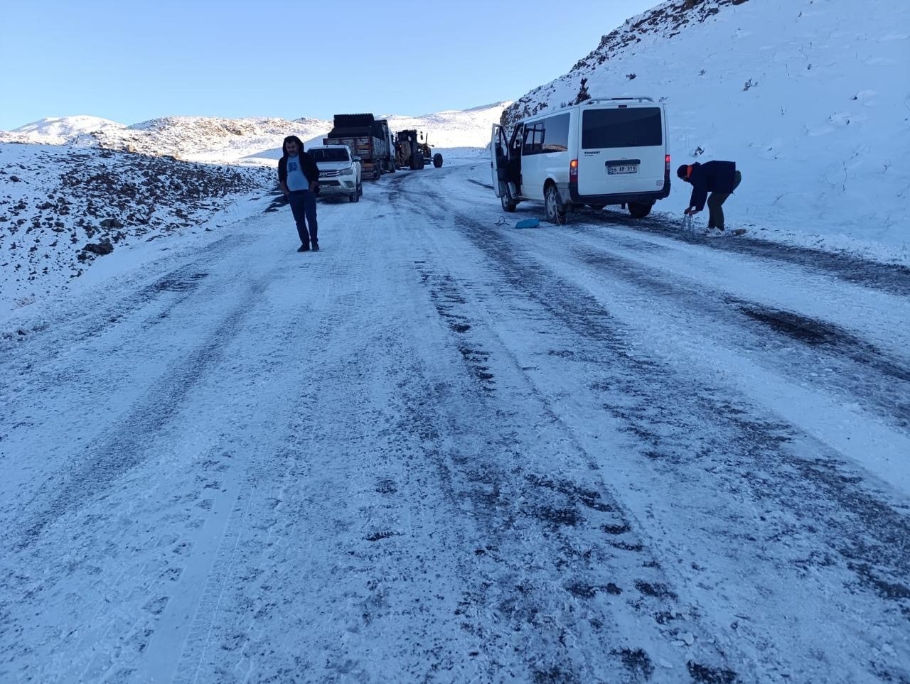 Pervari’de yolcu minibüsü yan yattı