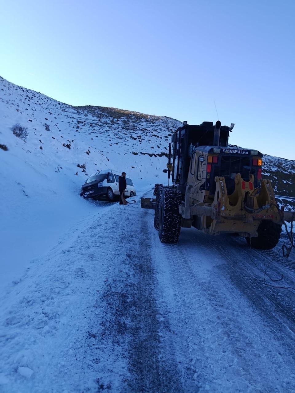 Pervari&rsquo;de yolcu minib&uuml;s&uuml; yan yattı
