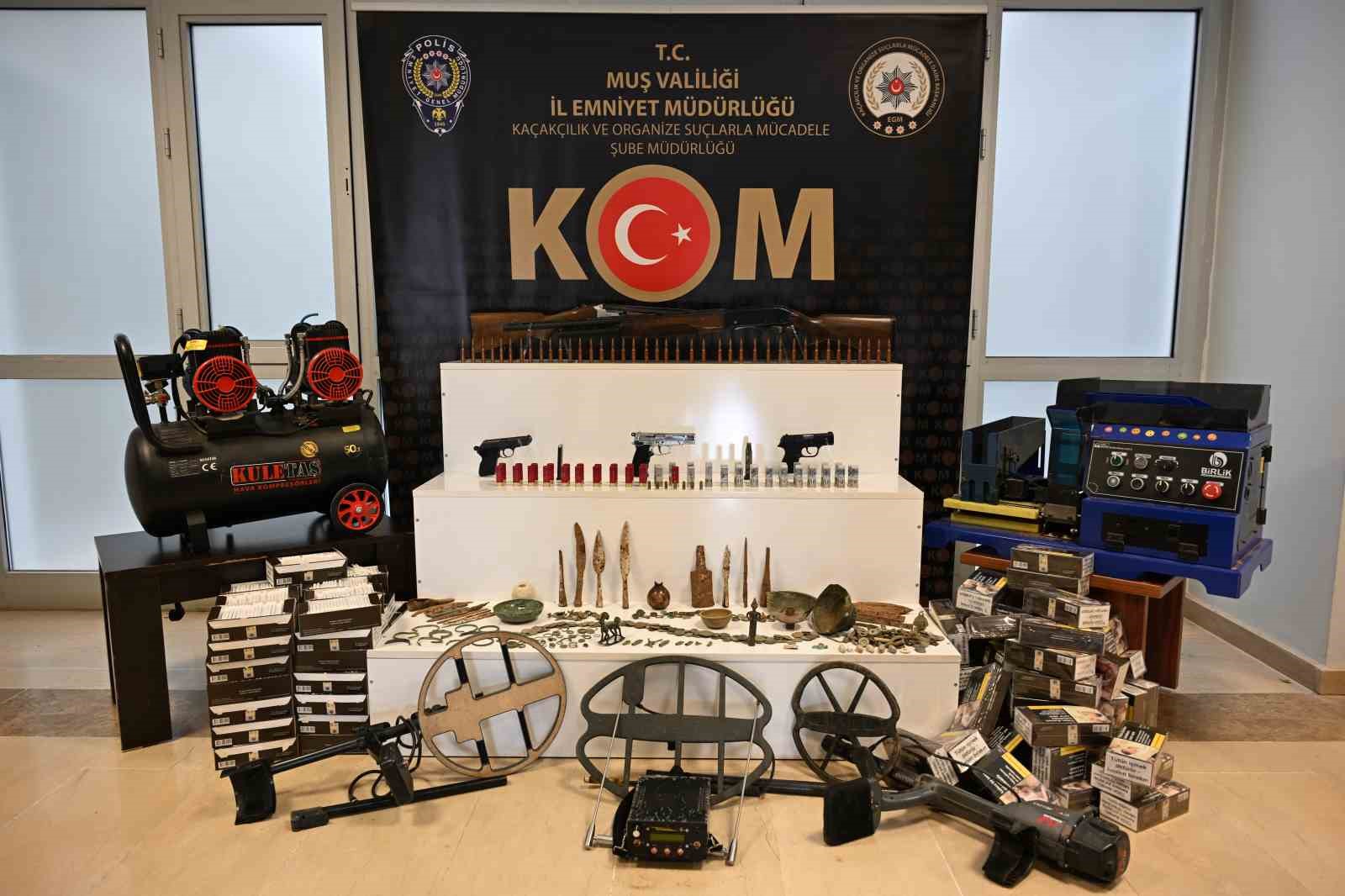 Muş’ta kaçakçılık operasyonu: Çok sayıda silah, mühimmat ve tarihi eser ele geçirildi