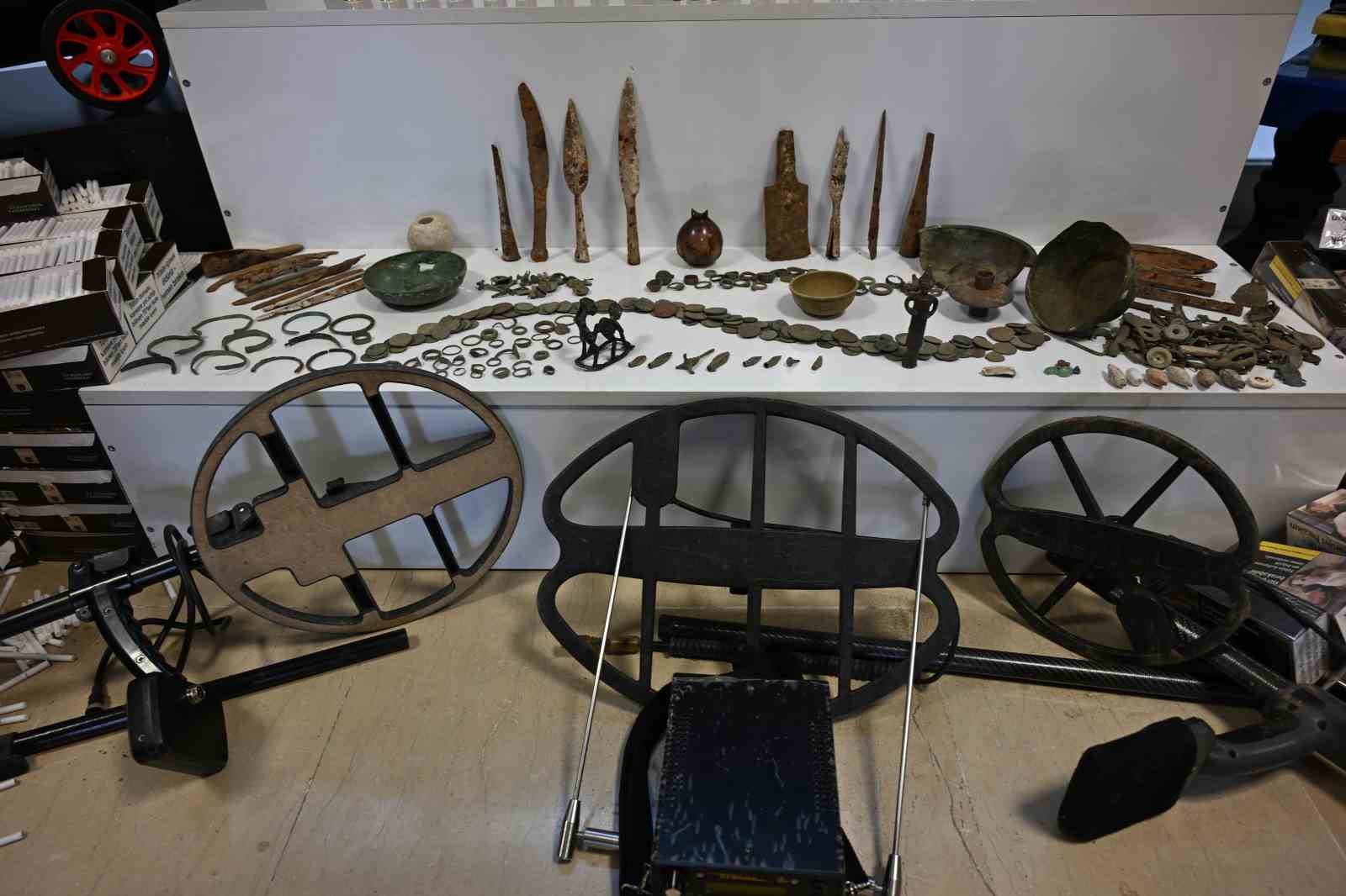 Muş&rsquo;ta ka&ccedil;ak&ccedil;ılık operasyonu: &Ccedil;ok sayıda silah, m&uuml;himmat ve tarihi eser ele ge&ccedil;irildi
