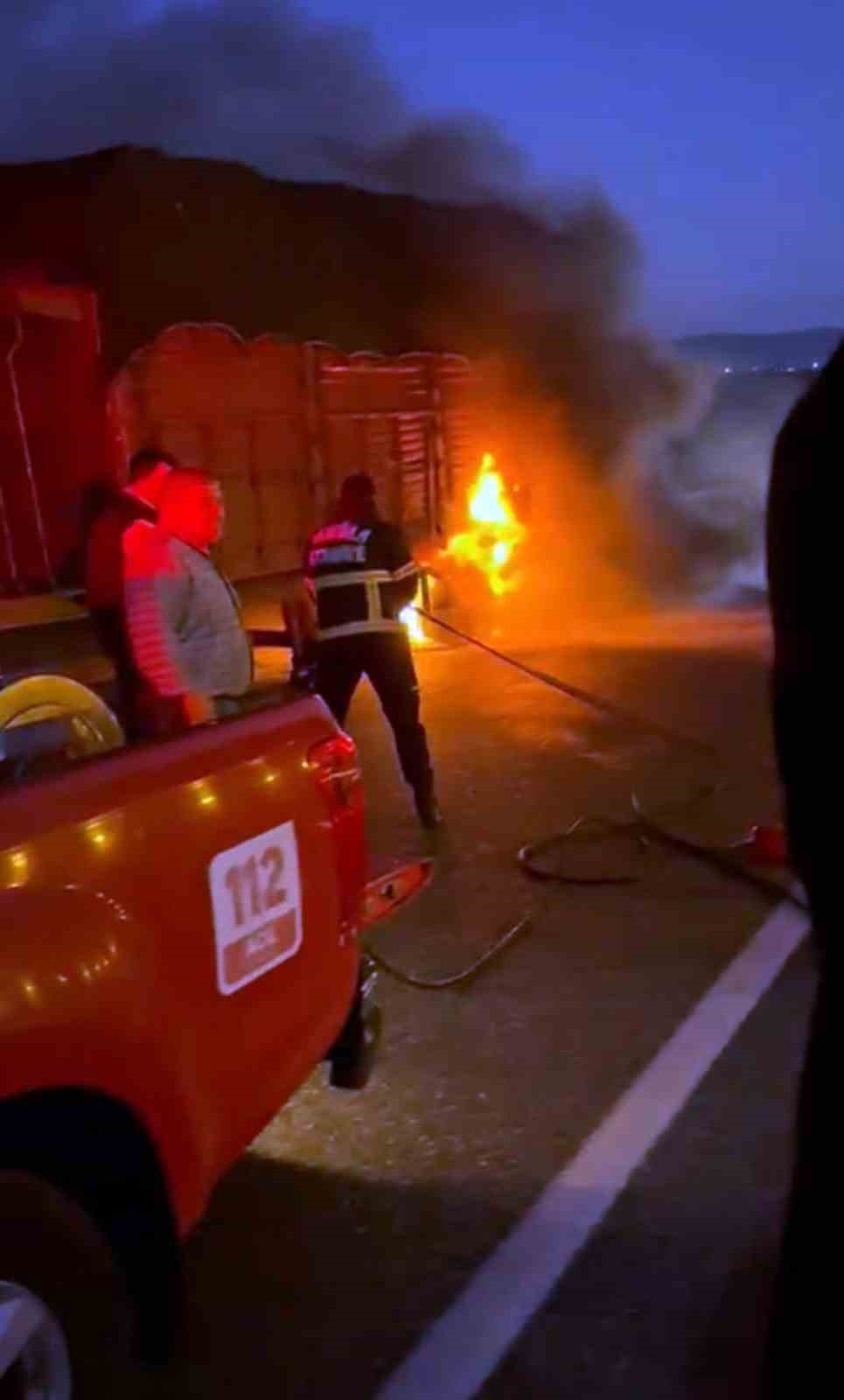 Tomruk yüklü TIR’da çıkan yangın büyümeden söndürüldü