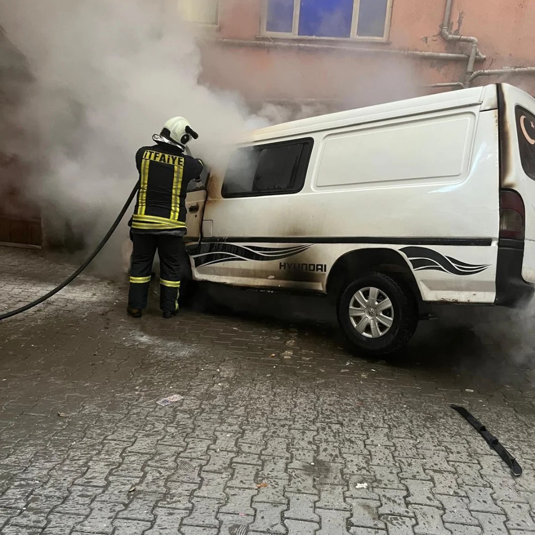 Park halindeki minibüs çıkan yangında kullanılamaz hale geldi