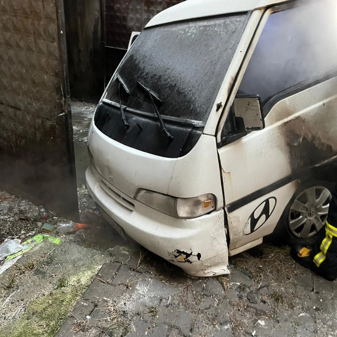 Park halindeki minibüs çıkan yangında kullanılamaz hale geldi