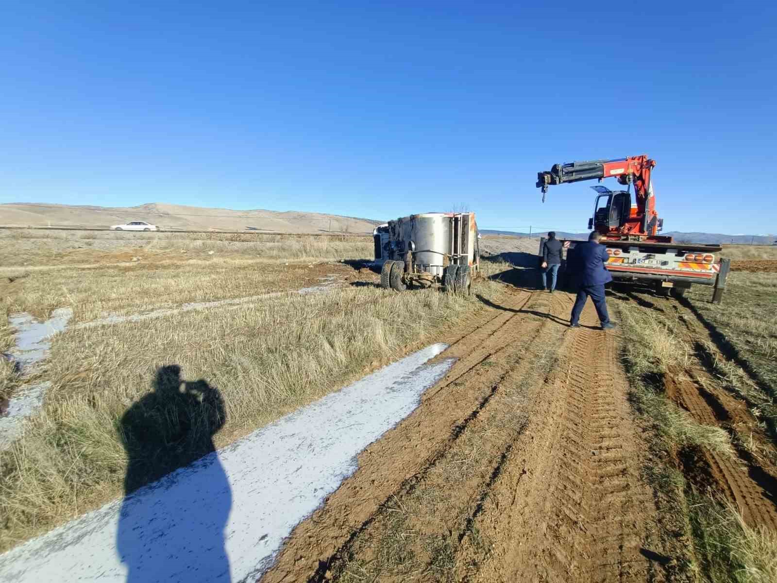 Kontrolden çıkan kamyon şarampole devrilerek takla attı: 1 yaralı
