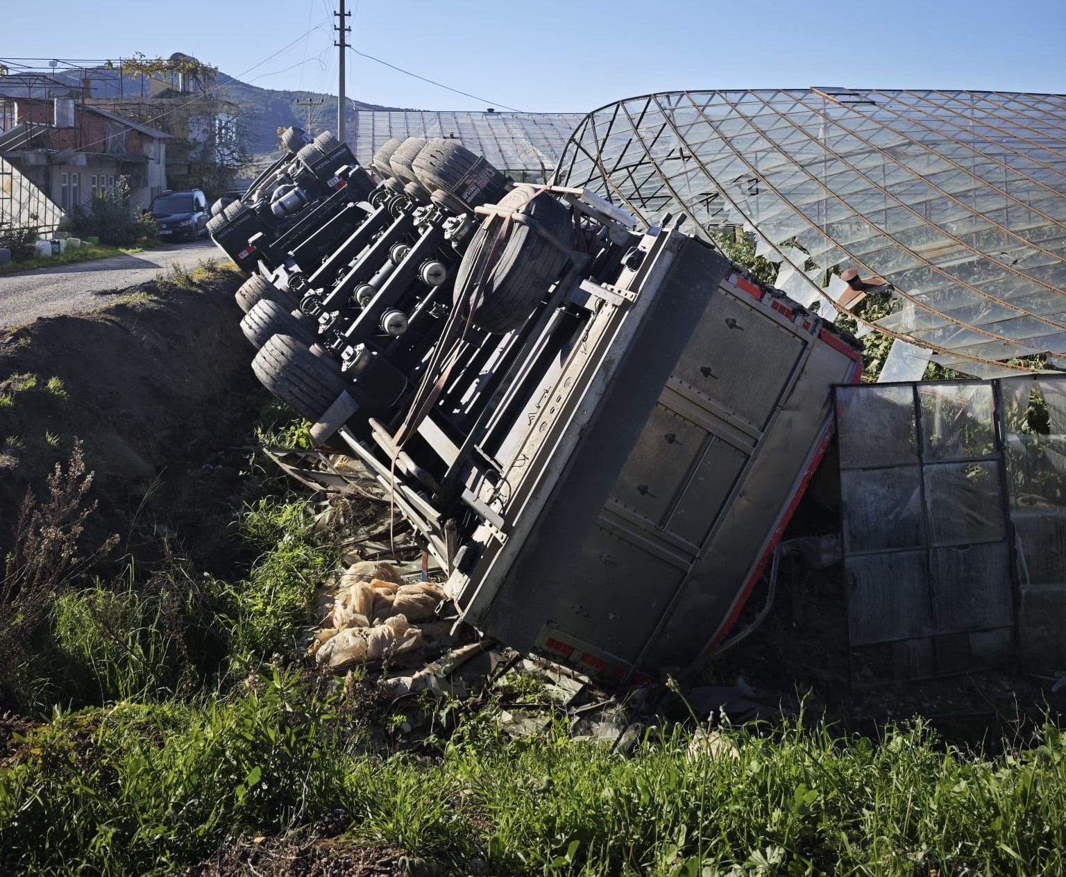 Gazipaşa’da devrilen kamyonun sürücüsü yaralandı