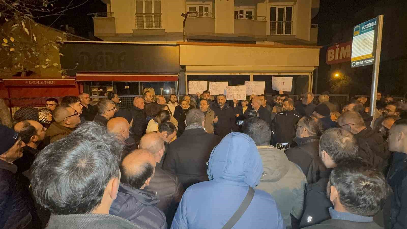 Gebze’de yıkılan binanın çevresindeki vatandaşlar raporların sonucunu bekliyor