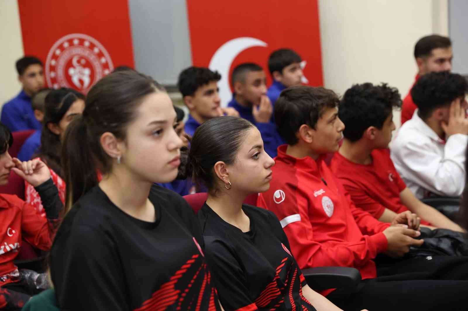 Bakan Yardımcısı Eminoğlu, Muş’ta sporun geleceğini gençlerle konuştu