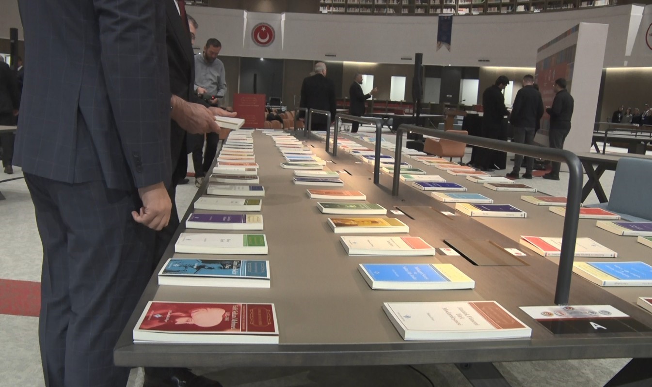 Bakan Ersoy: "Genel Okuyucu Dizisi&rsquo; ile başlatılan 100 kitaplık proje, &ouml;zellikle gen&ccedil;lerin &lsquo;tarih sıkıcı ve anlaşılmazdır&rsquo; algısını kıracak"
