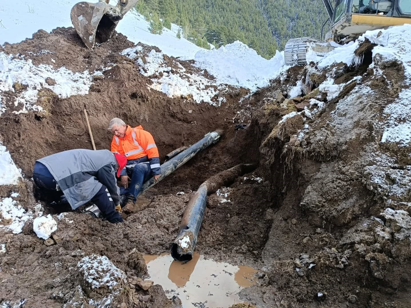 Ilgar Dağı Ge&ccedil;idi&rsquo;nde t&uuml;nel &ccedil;alışmasında su borusu patladı
