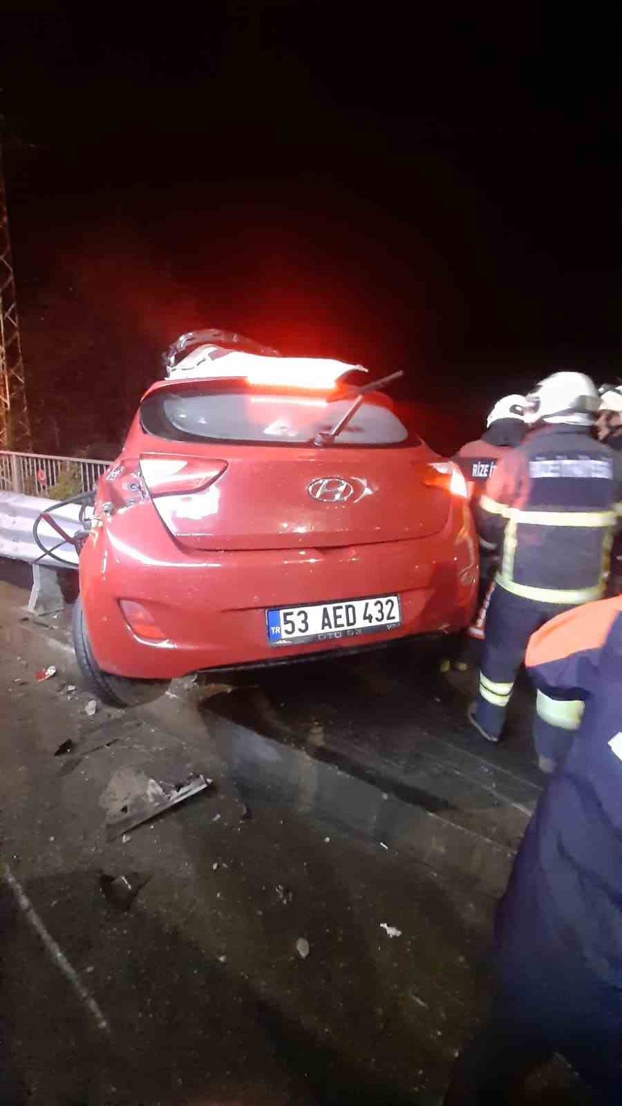 Rize&rsquo;de otomobil bariyerlere &ccedil;arptı: 1 &ouml;l&uuml;, 1 yaralı
