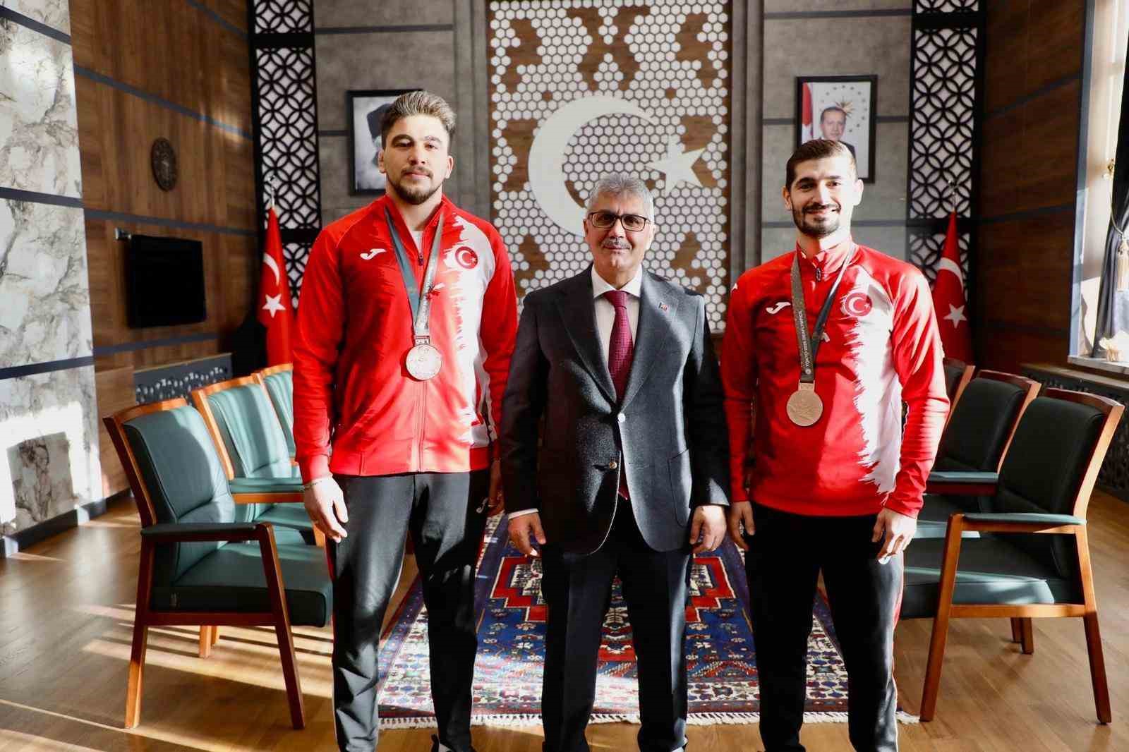 Niğdeli milli g&uuml;reş&ccedil;ilerden Vali &Ccedil;elik&rsquo;e ziyaret
