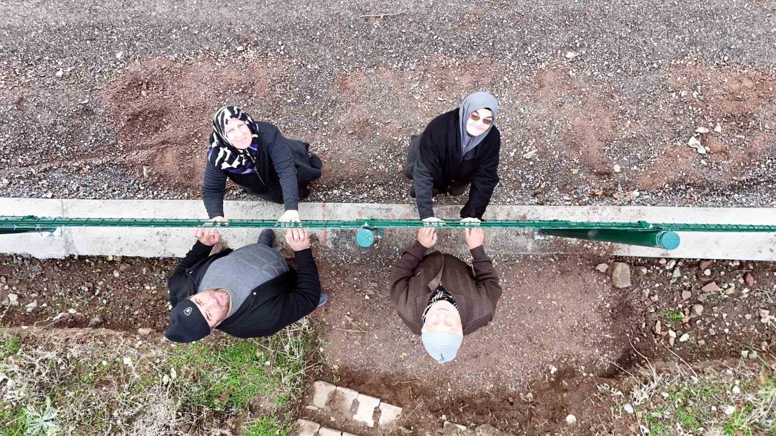 Kemal Sunal’ın propaganda filmi gerçek oldu: Tel örgüyle ikiye bölünen mahallede vatandaşlar ihtiyaçlarını gidermek için 5 kilometre yürüyor