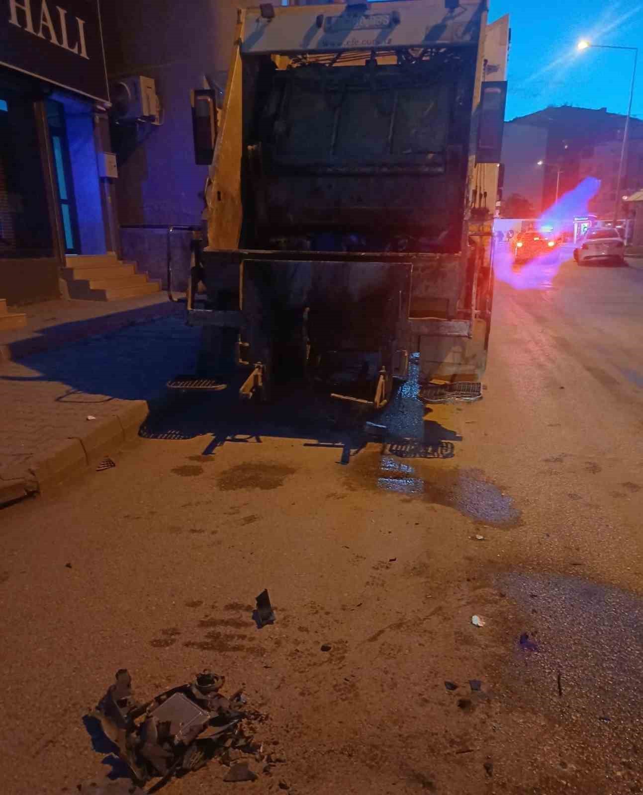 Osmaniye&rsquo;de &ccedil;&ouml;p kamyonuyla otomobil &ccedil;arpıştı: 1 yaralı
