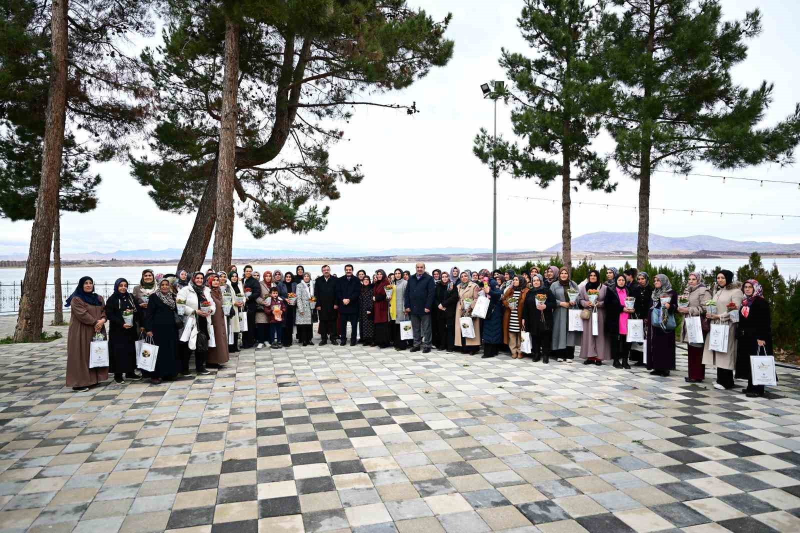 Başkan Taşkın, AK Parti Kadın Kolları Mahalle Başkanları toplantısına katıldı
