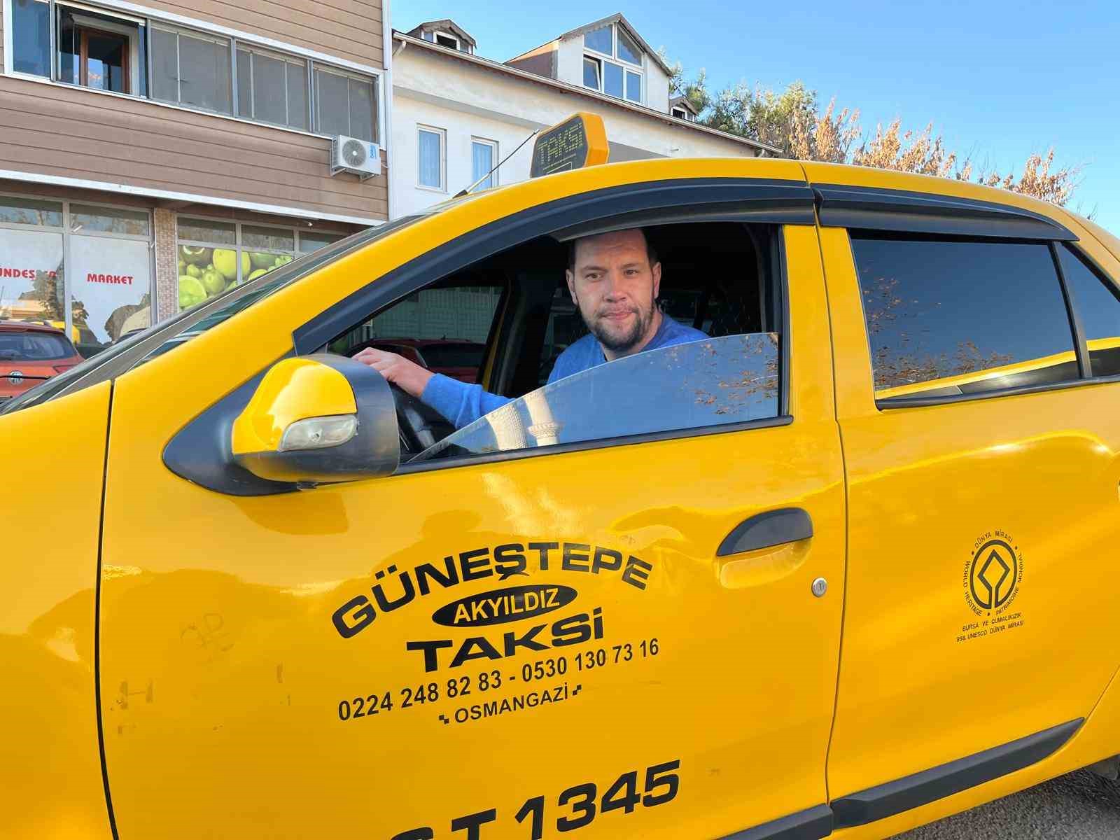 Bursalı taksici yaşlı &ccedil;iftin ara&ccedil;ta unuttuğu 5500 Euro&rsquo;yu teslim etti
