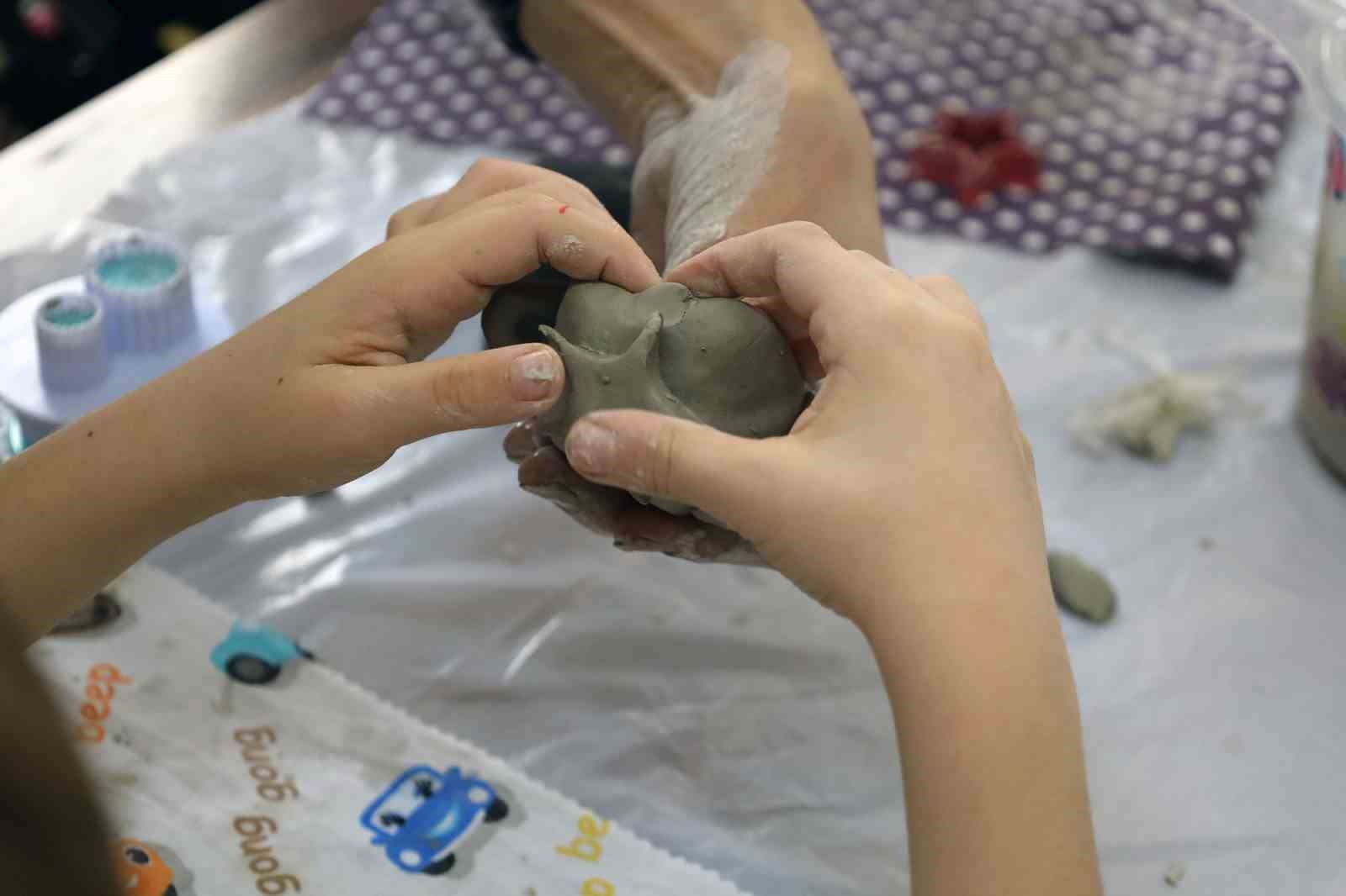 SAMEK at&ouml;lyelerinde minikler seramikle, gen&ccedil;ler tezhiple tanıştı
