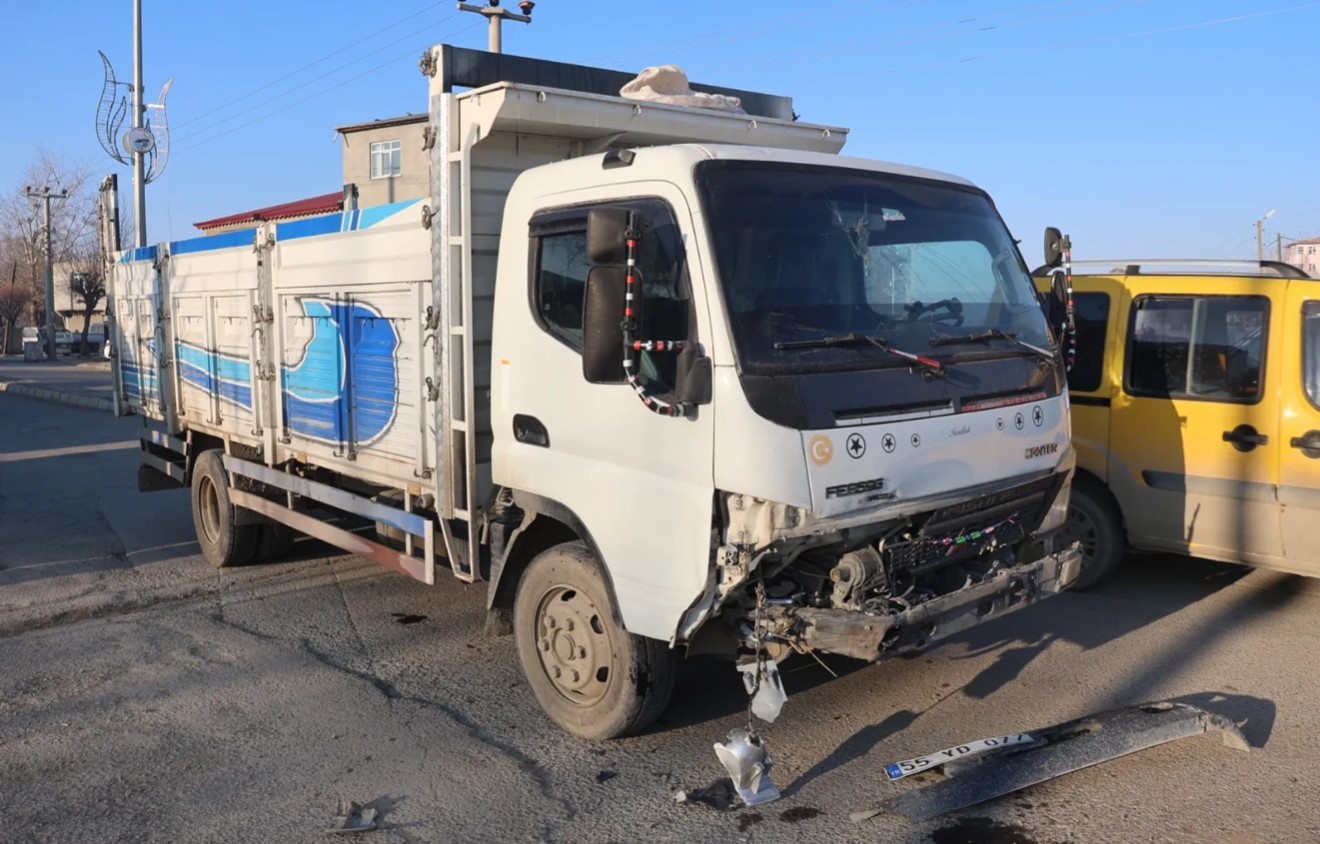 Iğdır-Halfeli yolunda otomobil ile kamyon kafa kafaya &ccedil;arpıştı
