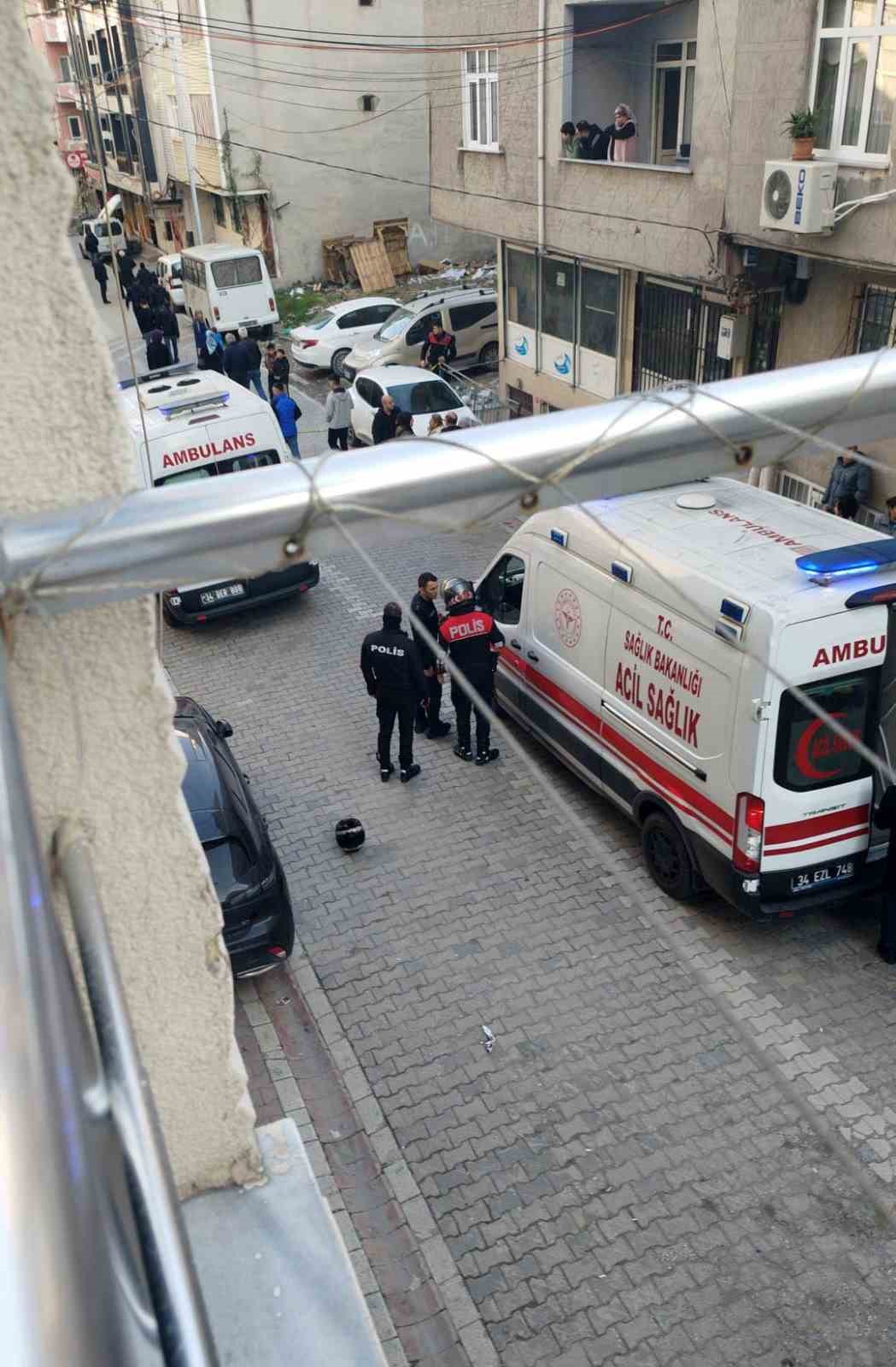 Esenyurt’da motosikletli saldırganlar kurşun yağdırdı: 3 yaralı