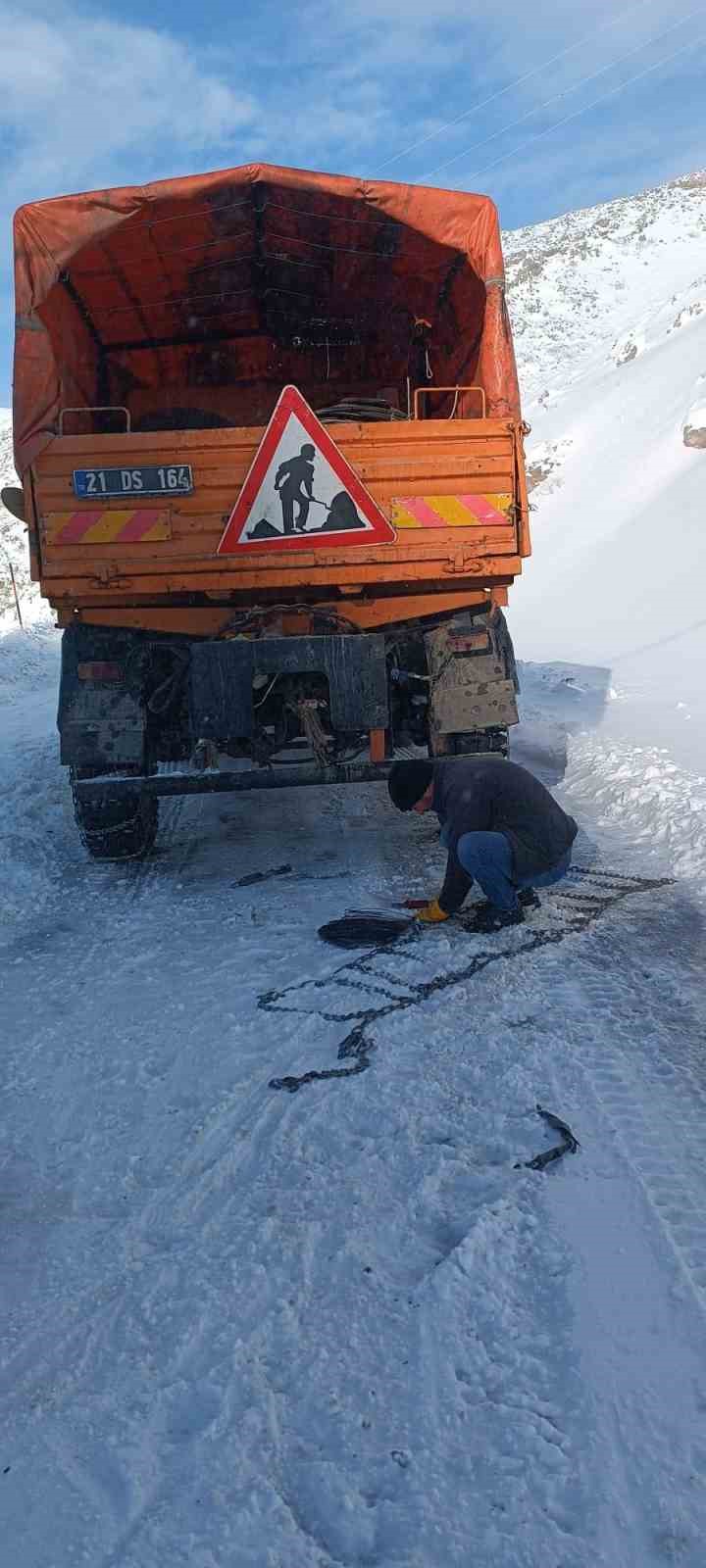 Şırnak’ta karda mahsur kalan 12 kişi 3 saatlik çalışmayla kurtarıldı
