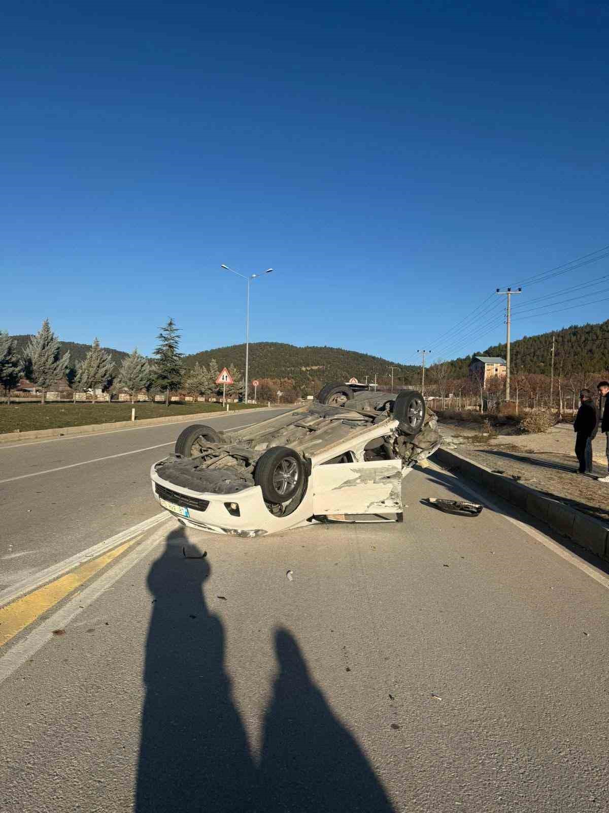 Burdur&rsquo;da otomobil ile kamyon &ccedil;arpıştı: Kaza anı kamerada
