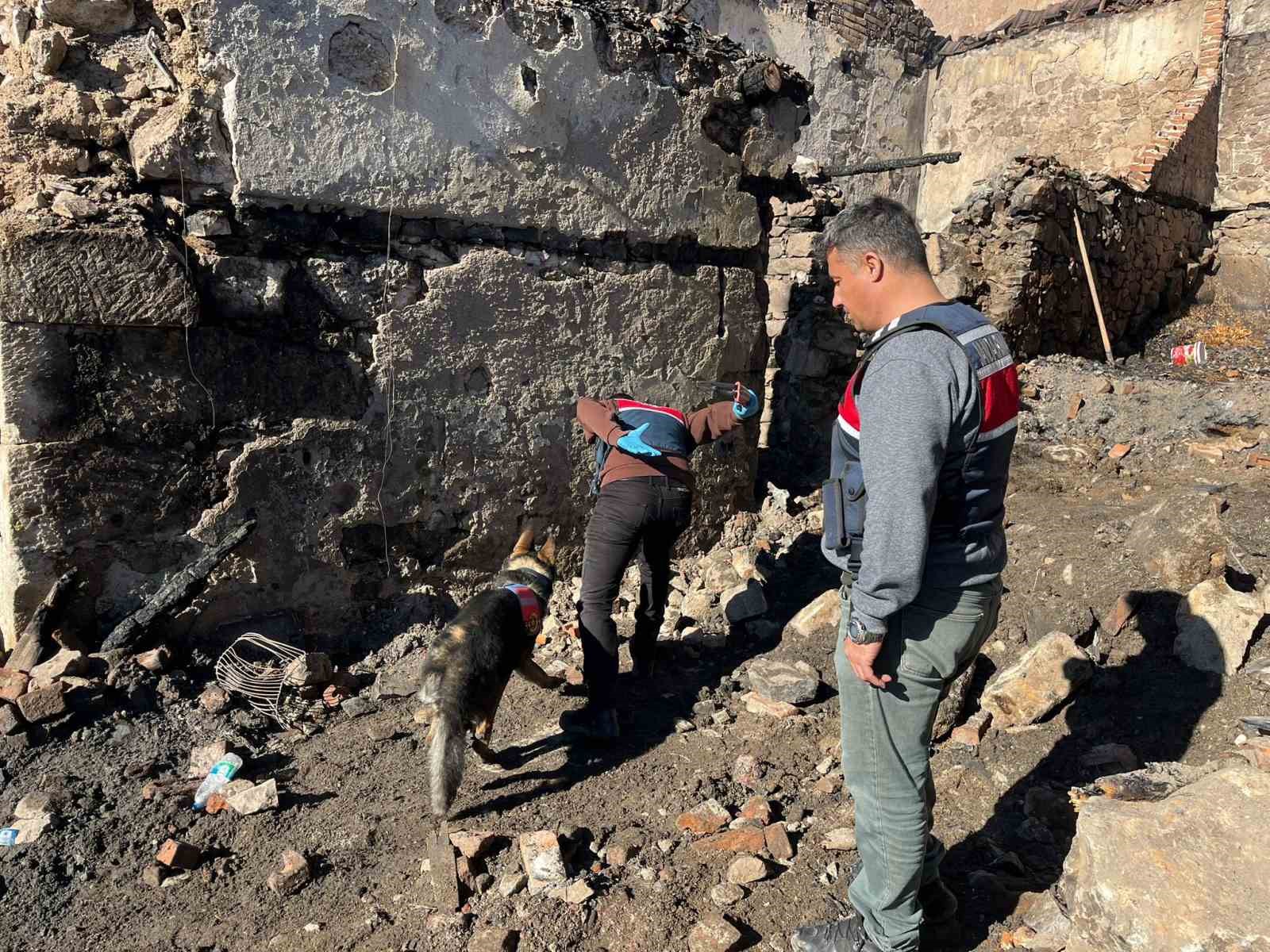 Manisa’da 5 evin kül olduğu yangında ölen kadının cenazesine ulaşıldı