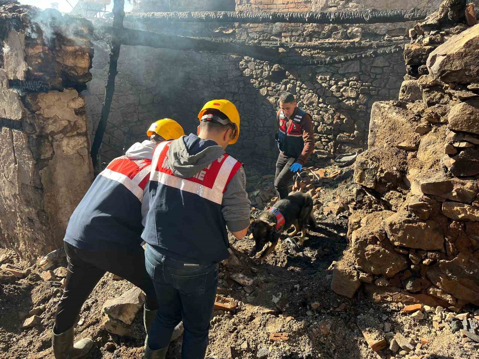 Manisa&rsquo;da 5 evin k&uuml;l olduğu yangında &ouml;len kadının cenazesine ulaşıldı
