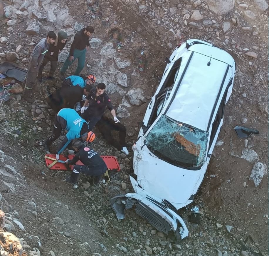 Bing&ouml;l&rsquo;de otomobil şarampole u&ccedil;tu: 2 yaralı
