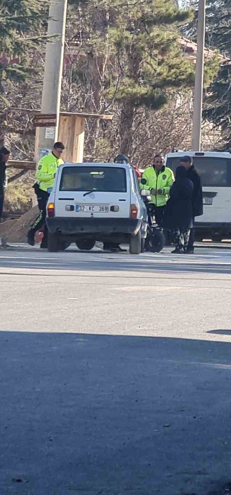 Şarkikaraağaç’ta elektrikli bisikletle otomobil çarpıştı, 2 kişi yaralandı