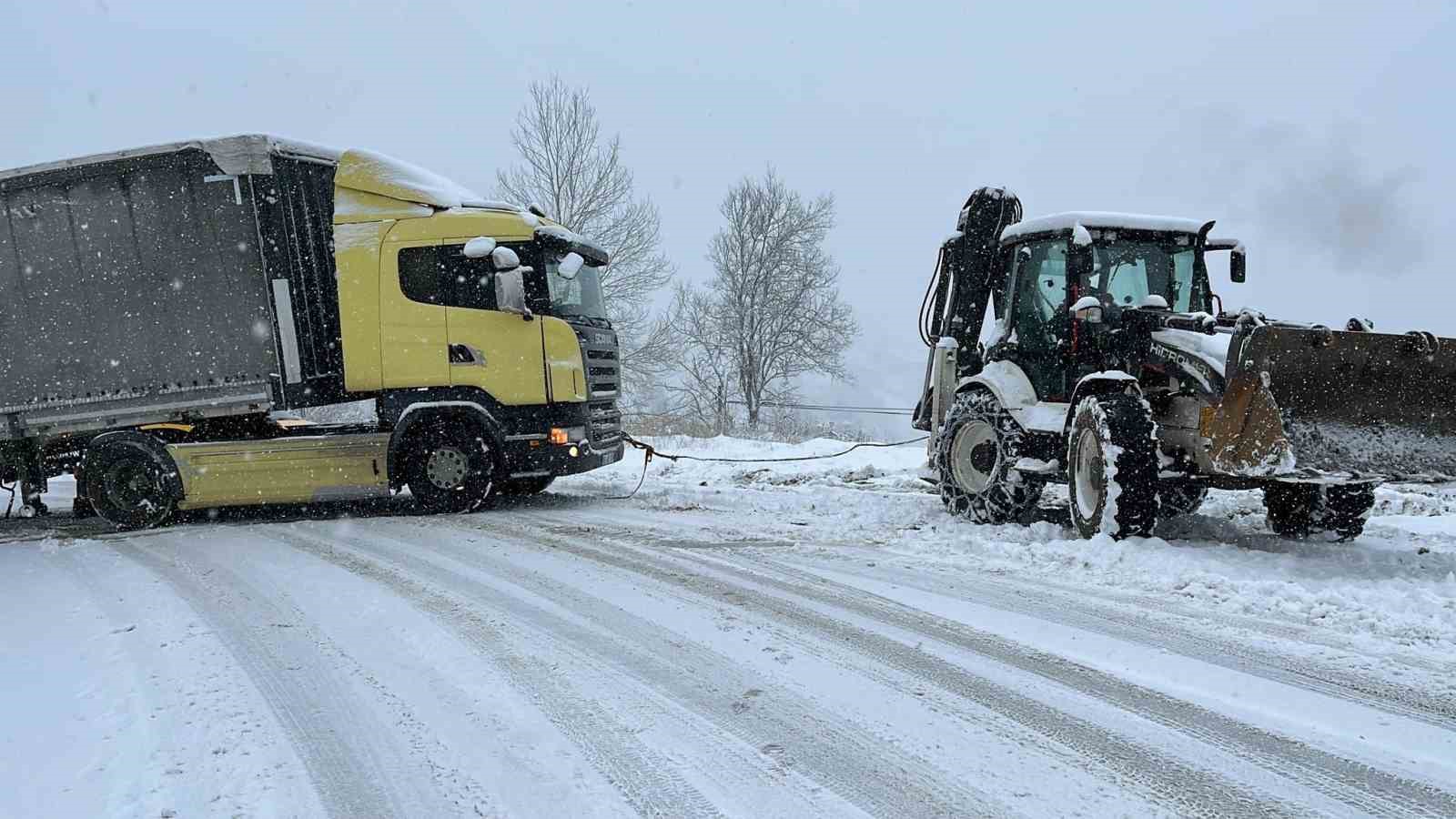 Ordu’da karla mücadele: 134 mahalle yolu ile 15 hasta ve 7 cenazeye müdahale edildi