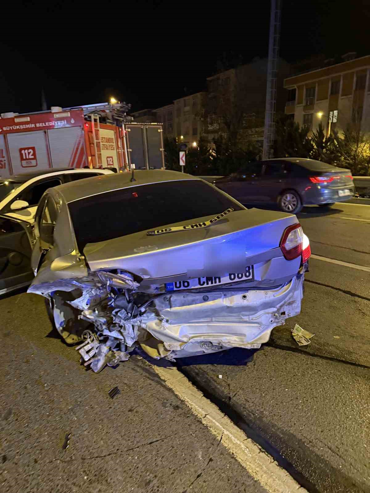 Avcılar'da trafik kazasında 2 kişi yaralandı, sürücü kaçtı. İHA'dan.
