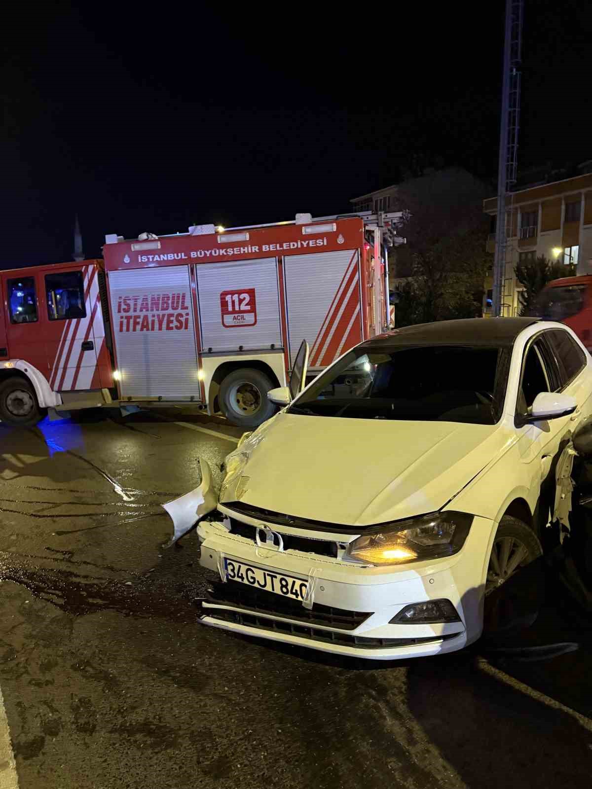 Avcılar&rsquo;da trafik kazasında 2 kişi yaralandı, s&uuml;r&uuml;c&uuml; olay yerinden ka&ccedil;tı
