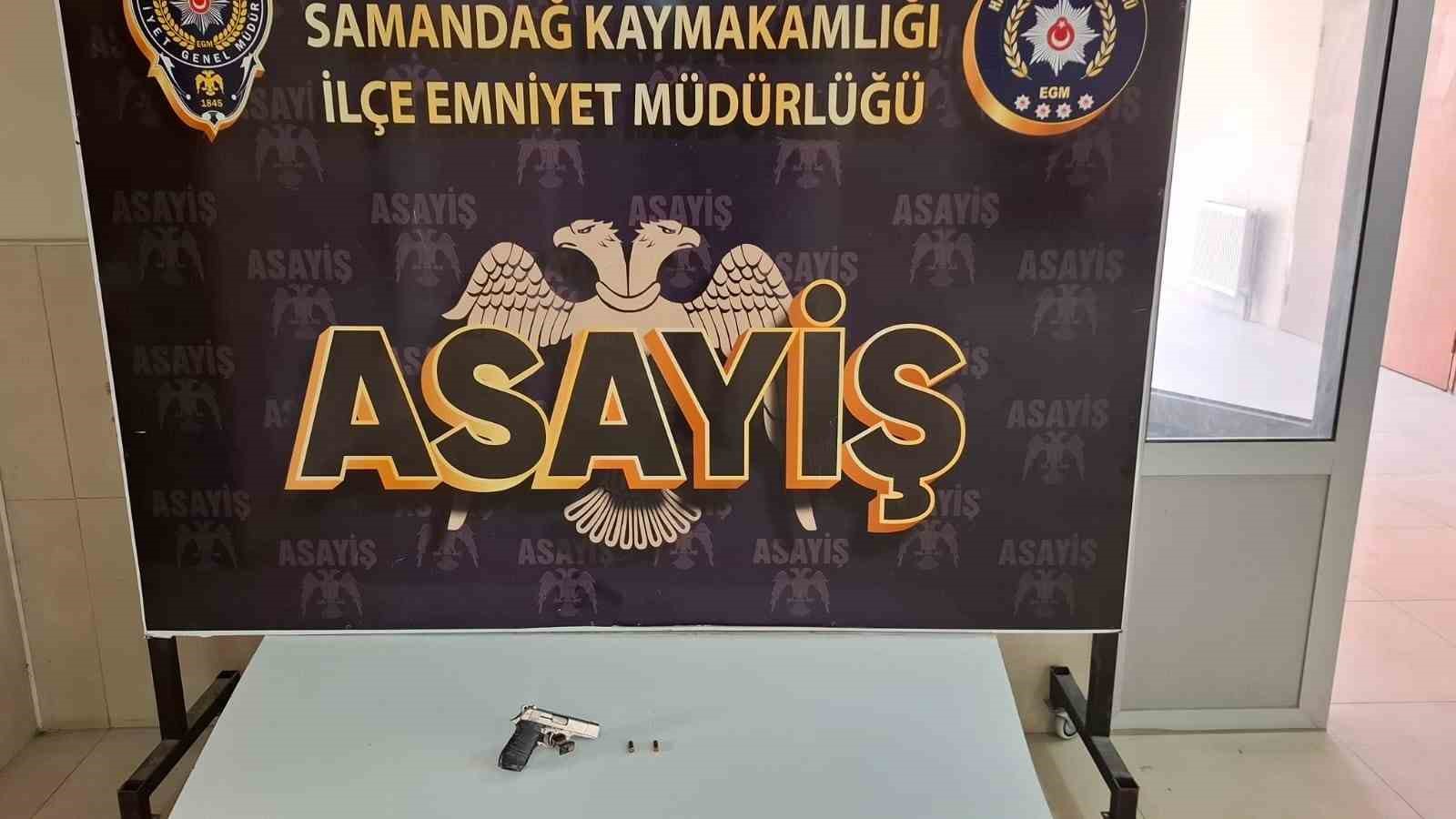 Polis silahla çevreye korku salan şahsı 100 kamerayı inceleyerek yakaladı